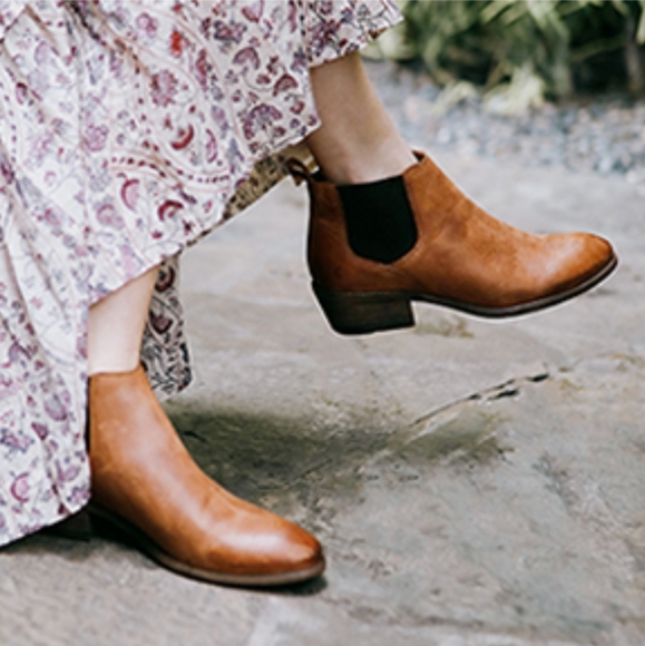 Frye Women's Carson Chelsea Ankle Boots - Picture 5 of 12